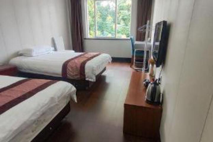 Room 4 of 6