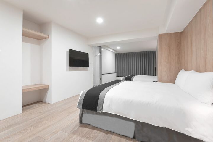 Room 8 of 18