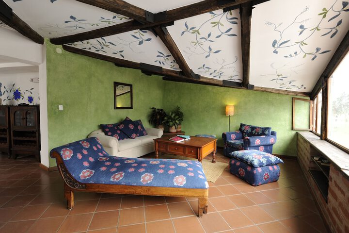 Lounge 42 of 63