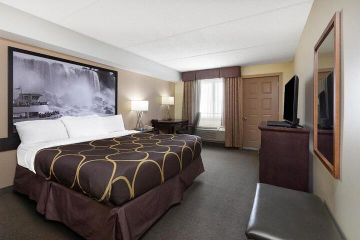1 King Bed (2 of 11)