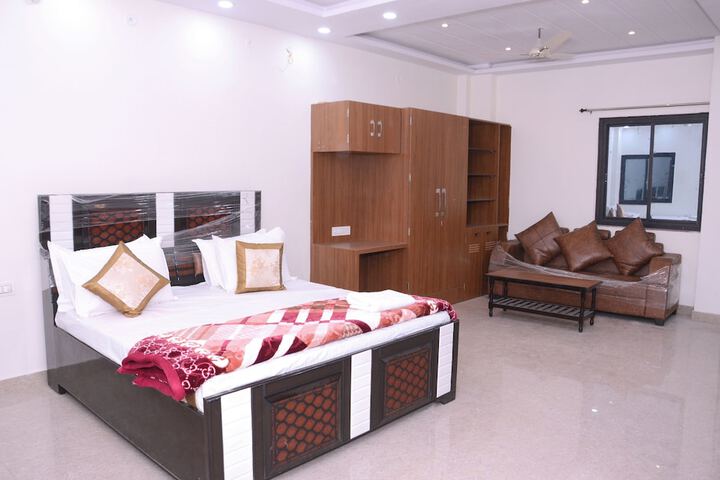 Room 9 of 16