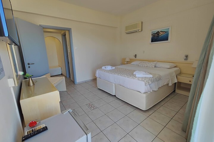 Room 28 of 79