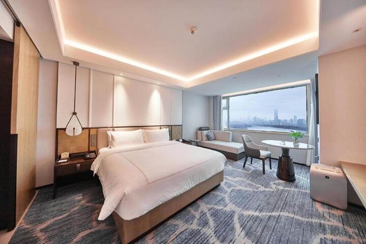 Room 10 of 28