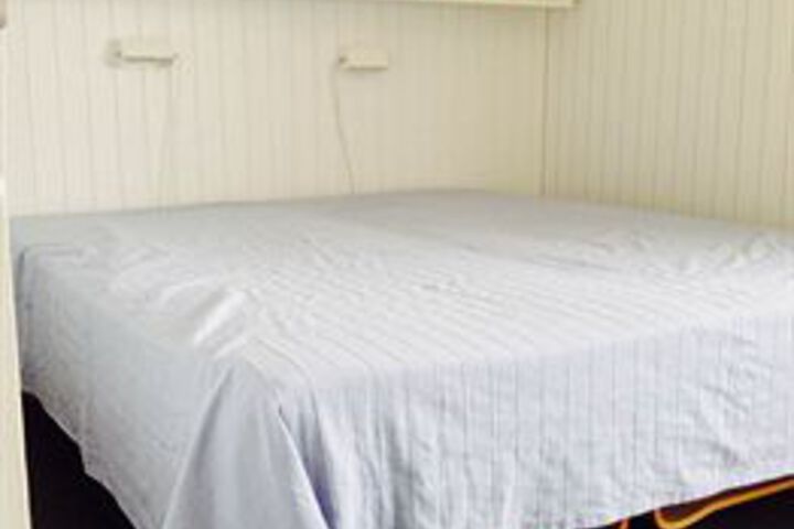 Room 9 of 16