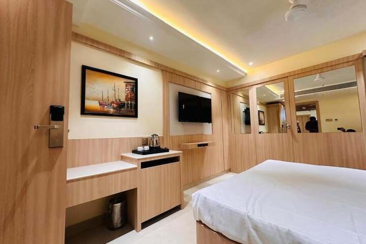 Room 6 of 9