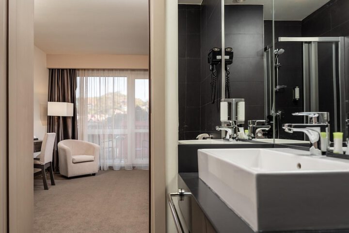 Room 25 of 49