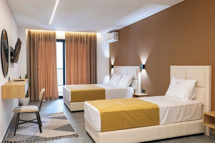 Room 16 of 108