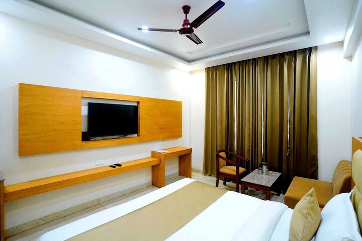 Room 11 of 17