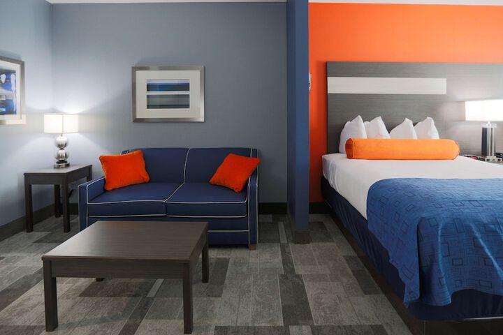 Suite 1 King Bed Kitchenette Microwave and Refrigerator Pillowtop Bed Sofa Bed Full Breakfast (15 of 23)