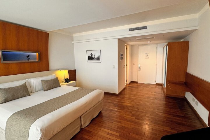 Room 32 of 76