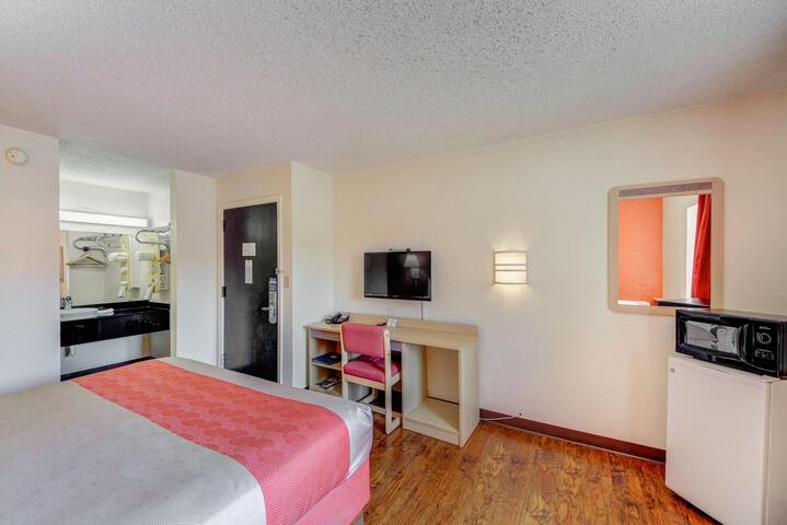 Room 10 of 33