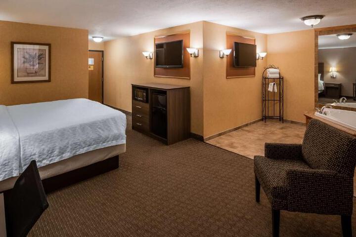 1 King Bed High Speed Internet Accessible Microwave and Refrigerator Flat Screen Television Full Breakfast (5 of 23)