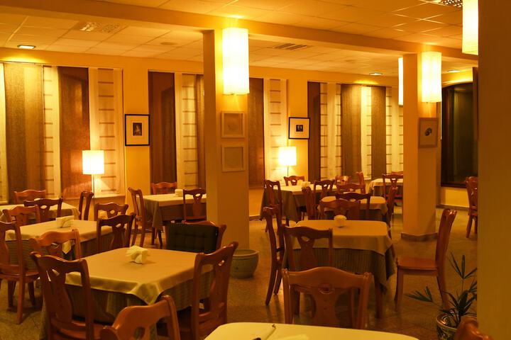 Dining 33 of 50