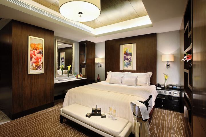 Room 10 of 33