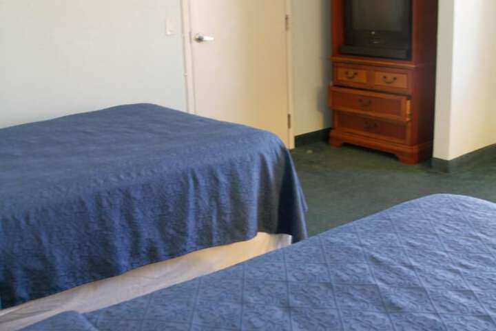 Family Room 2 Double Beds (5 of 10)