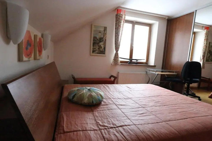 Room 2 of 10