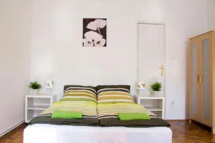 Room 4 of 10