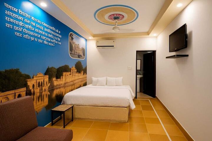 Room 6 of 12