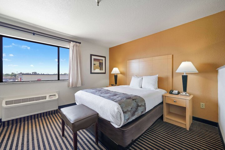 2 Queen Beds High Speed Internet Accessible Microwave and Refrigerator Safe Full Breakf (24 of 34)