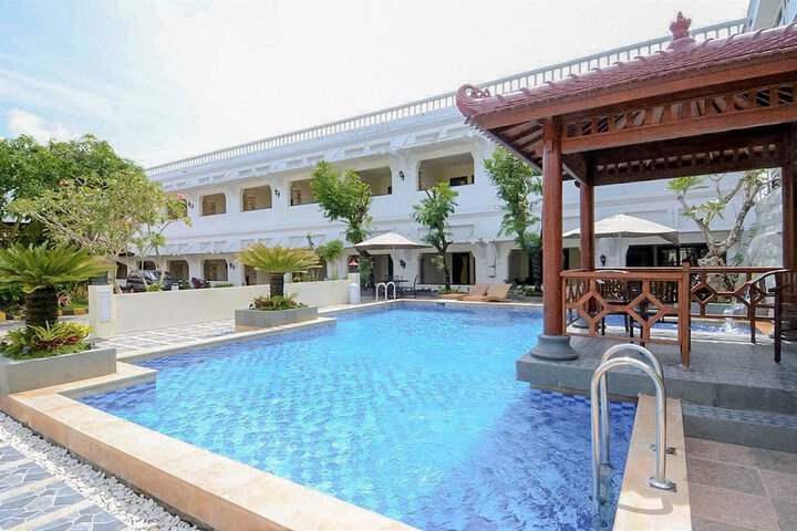 Hotel Pool