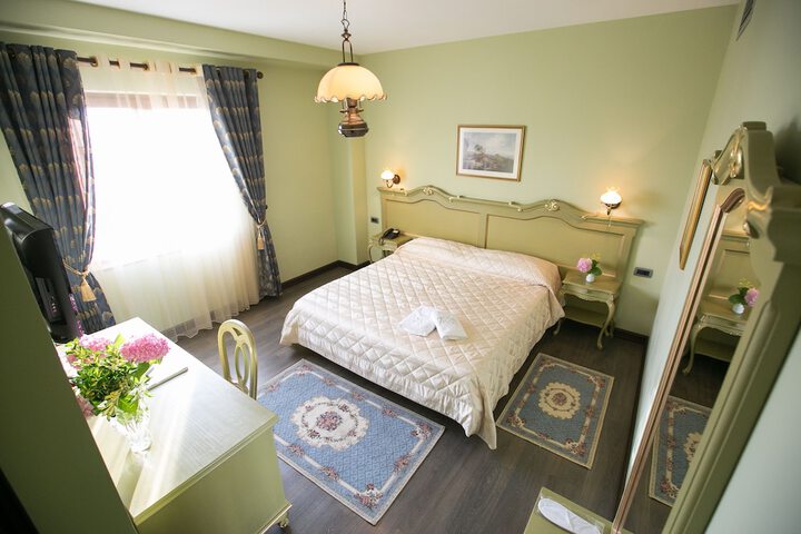 Room 4 of 52