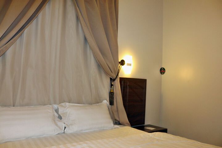 Room 6 of 8