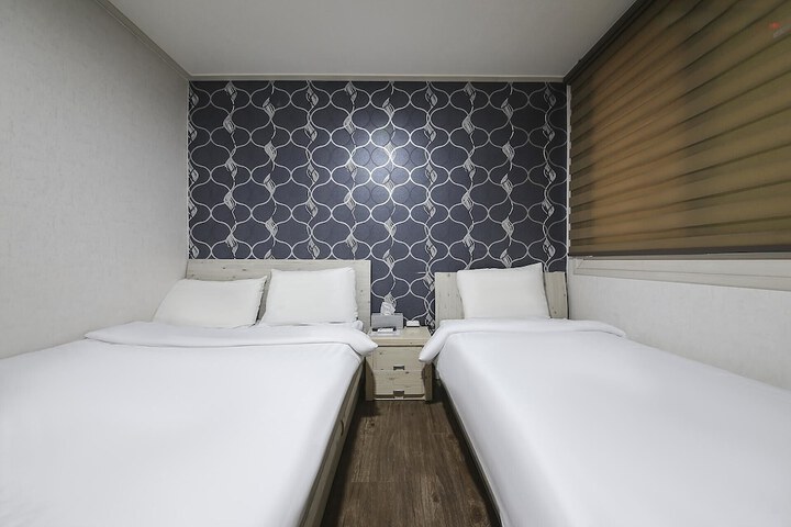 Room 10 of 13