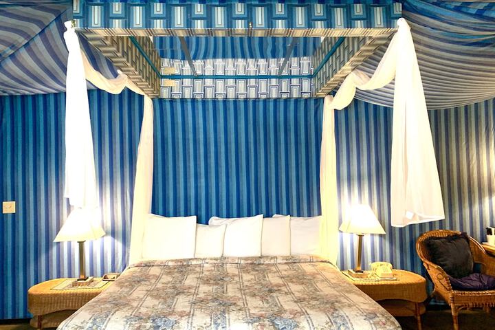 Blue King Bed Main Floor (16 of 180)
