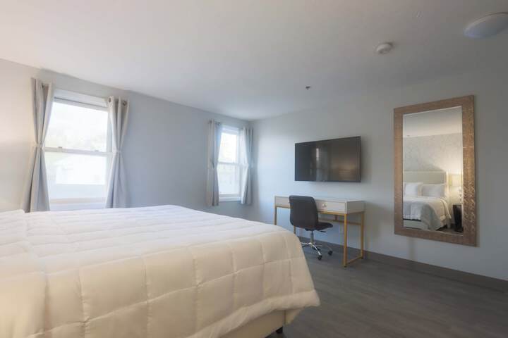 1 King Bed (3 of 8)