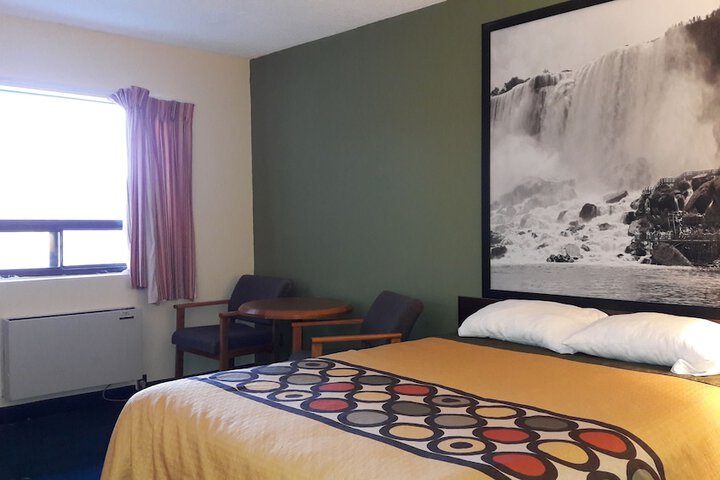 2 Queen Beds (10 of 11)