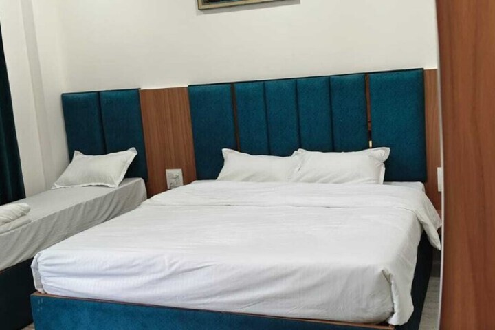 Room 5 of 12