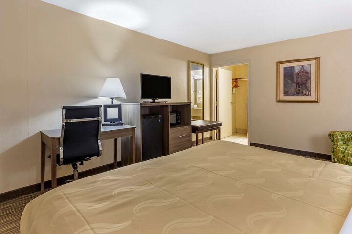 1 King Bed (1 of 15)