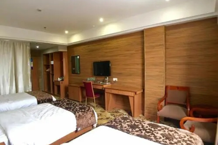 Room 4 of 9