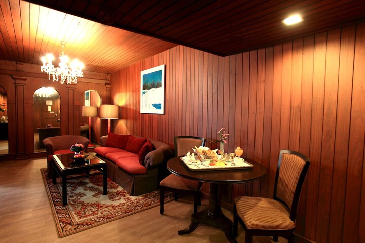 Room 4 of 102