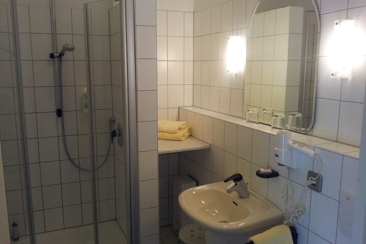 Room 16 of 40