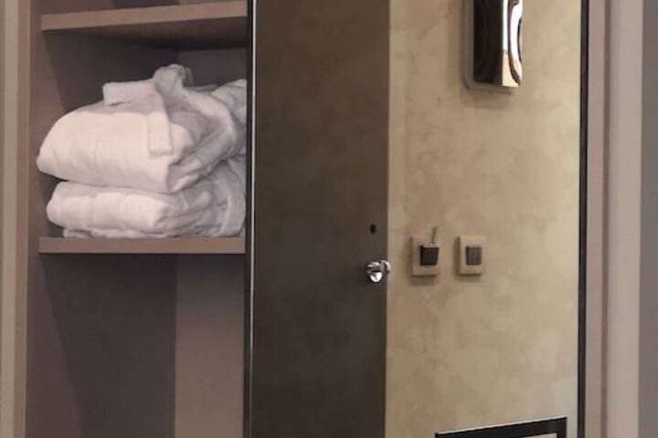Room 32 of 59