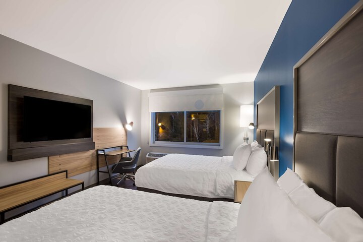 2 Queen Beds with Walk in Shower (11 of 12)