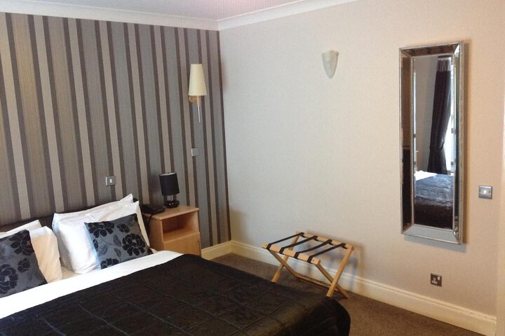 Room 13 of 38