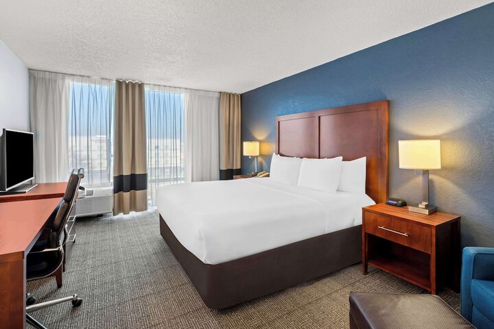 1 King Bed (2 of 14)