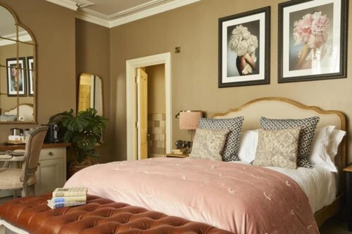 Room 10 of 42