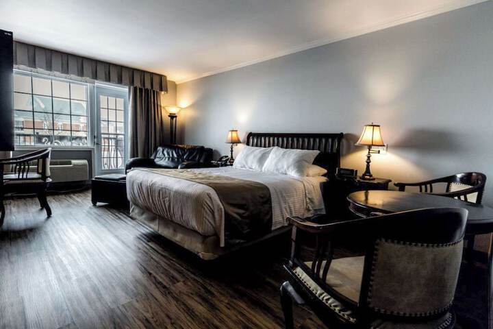 1 Queen Bed Accessible (5 of 27)