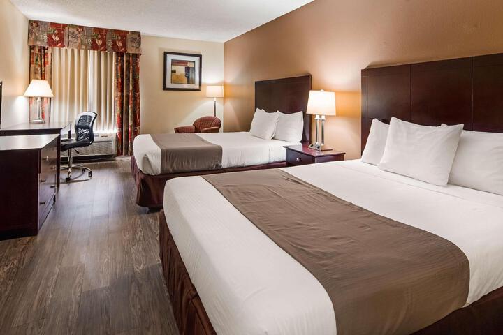 2 Queen Beds High Speed Internet Accessible Microwave, Refrigerator Full Breakfast (3 of 4)