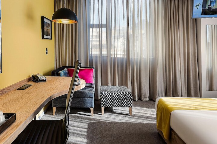 Room 4 of 76