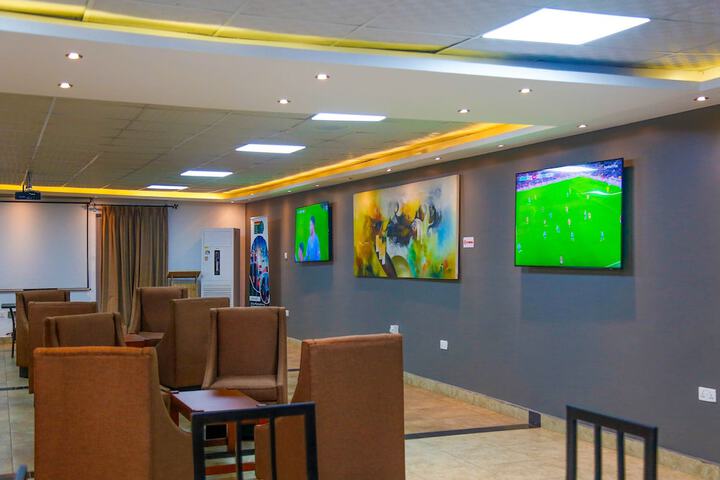 Lounge 142 of 159