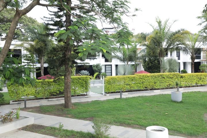 Hotel Exterior 37 of 44