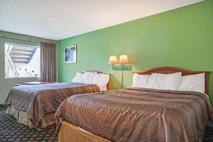 2 Queen Beds (7 of 7)