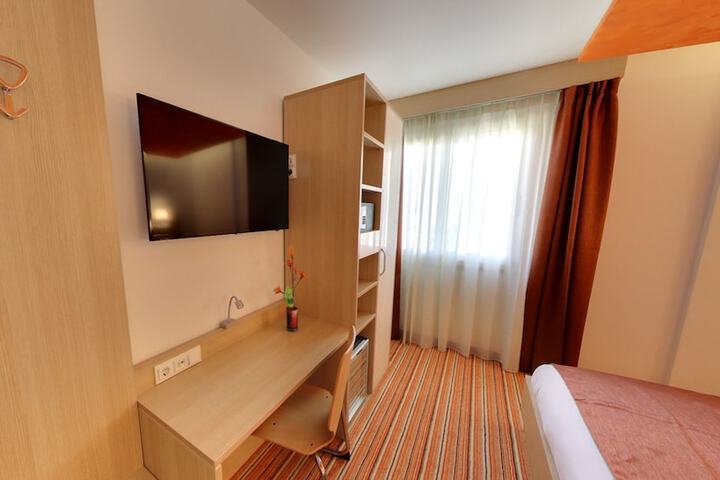 Room 8 of 36