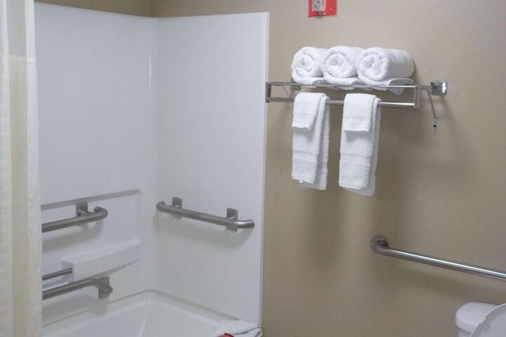 1 King Bed Room High Speed Internet Accessible Microwave and Refrigerator Work Desk Contine (9 of 18)