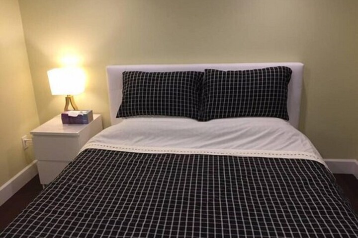 Room 4 of 16