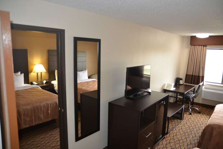 1 Queen Bed Accessible (16 of 19)
